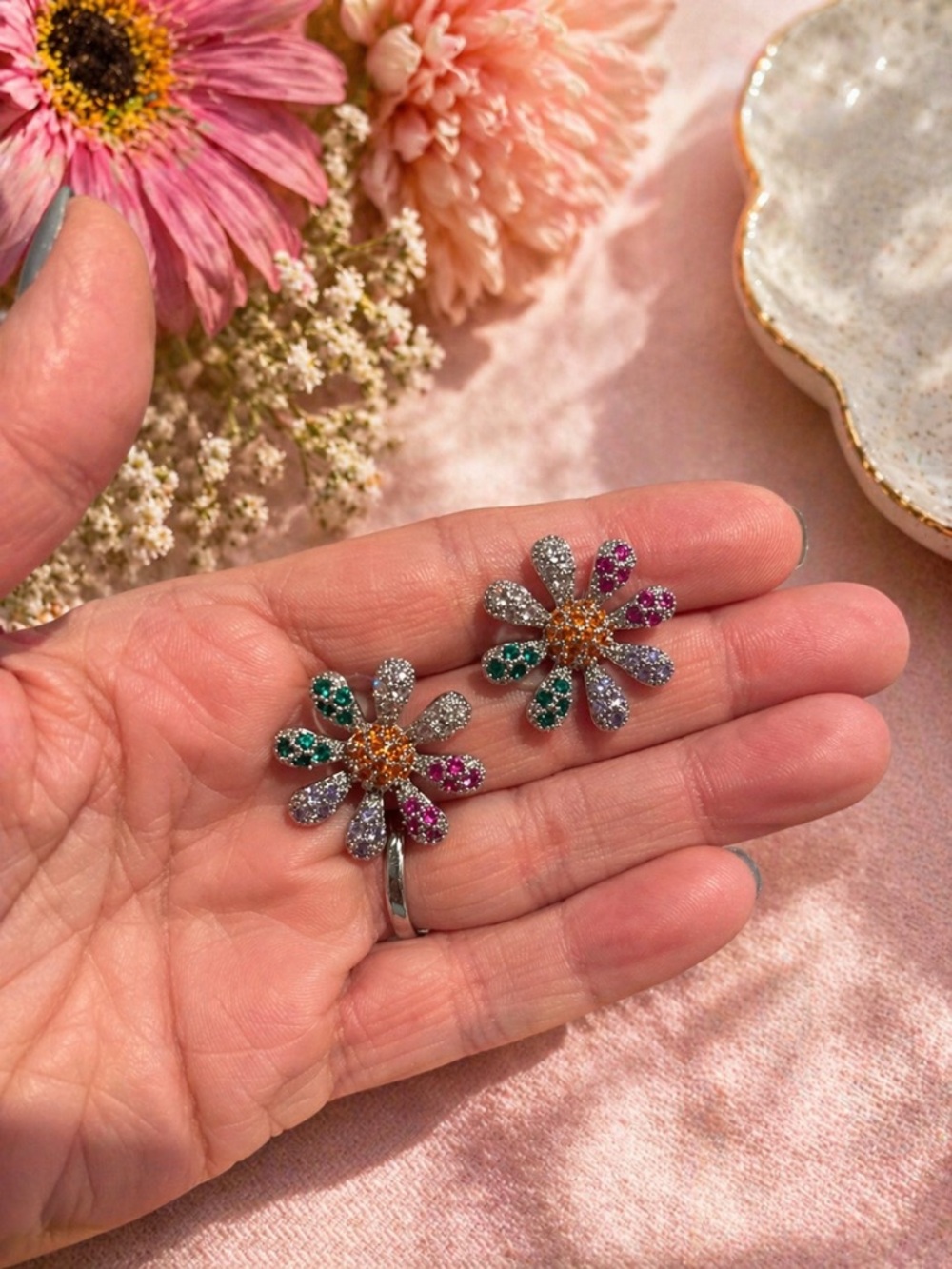 Flowers with multicolored cz’s. 18 K over copper 925 posts it excellent quality. - Picture 2 of 3